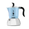 Błękitna kawiarka Bialetti Fiammetta Induction 2tz na białym tle, tradycyjna włoska kawiarka do parzenia kawy na indukcję, model Primavera, z czarnym ergonomicznym uchwytem i srebrnym wykończeniem, idealna do przygotowywania espresso w domu