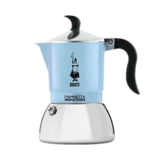 Błękitna kawiarka Bialetti Fiammetta Induction 2tz na białym tle, tradycyjna włoska kawiarka do parzenia kawy na indukcję, model Primavera, z czarnym ergonomicznym uchwytem i srebrnym wykończeniem, idealna do przygotowywania espresso w domu