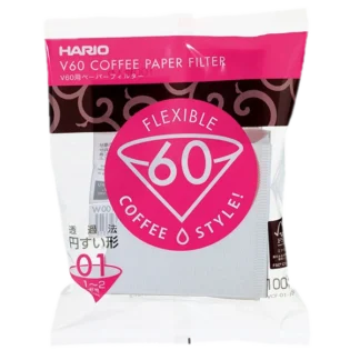 Opakowanie 100 białych filtrów papierowych Hario V60 rozmiar 01, zapakowane w biało-różową torebkę z napisami w japońskim i angielskim, promujące elastyczny styl parzenia kawy
