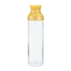 Elegancka przezroczysta butelka do cold brew z żółtą nakrętką i filtrem Hario Filter In Tea Carafe, o pojemności 750ml, idealna do zaparzania zimnej herbaty lub kawy
