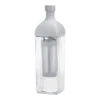 Przejrzysta butelka do zaparzania kawy na zimno Hario Ka-Ku o pojemności 1 litra, z białą nakrętką i wewnętrznym filtrem, idealna do przygotowania cold brew w domu