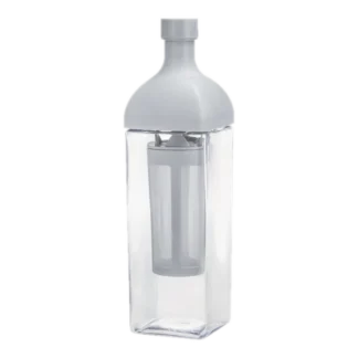 Przejrzysta butelka do zaparzania kawy na zimno Hario Ka-Ku o pojemności 1 litra, z białą nakrętką i wewnętrznym filtrem, idealna do przygotowania cold brew w domu