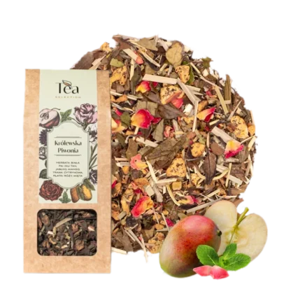 Opakowanie herbaty Królewska Piwonia z widocznymi składnikami, takimi jak płatki róży, trawa cytrynowa, kawałki jabłka i mango, na białym tle. Obok opakowania znajdują się świeże owoce mango i jabłka oraz płatki mięty.