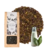 Opakowanie herbaty Milk Oolong obok filiżanki herbaty z liśćmi herbaty i mlekiem w tle. Etykieta zawiera nazwę herbaty i składniki.