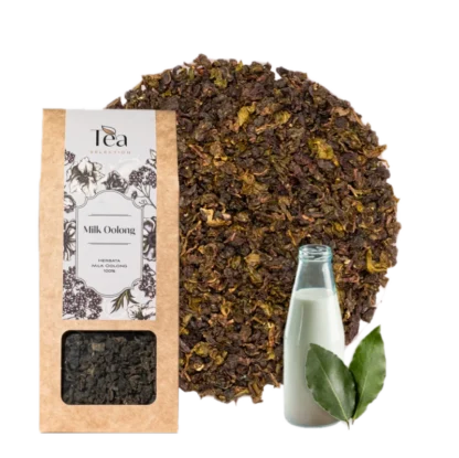 Opakowanie herbaty Milk Oolong obok filiżanki herbaty z liśćmi herbaty i mlekiem w tle. Etykieta zawiera nazwę herbaty i składniki.