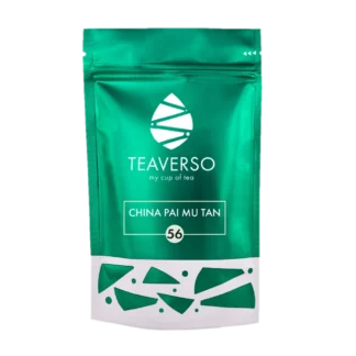 Opakowanie zielonej herbaty Teaverso China Pai Mu Tan w zielonym woreczku z logo Teaverso i napisem 'my cup of tea'.