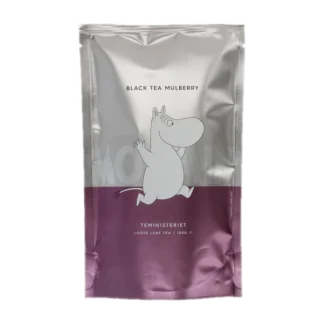 Opakowanie czarnej herbaty liściastej Moomin Black Tea Mulberry od Teministeriet o pojemności 100g. Torba w odcieniach srebra i fioletu z wizerunkiem radosnego Muminka, minimalistycznym designem i napisem 'Moomin'. Herbata o wyjątkowym smaku morwy, dedykowana miłośnikom świata Muminków.