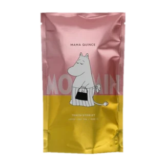 Kolorowe opakowanie herbaty liściastej Moomin Mama Quince od Teministeriet o pojemności 100g. Opakowanie w odcieniach różu i żółci, z ilustracją Mamy Muminka trzymającej torebkę, na tle napisu 'Moomin'. Produkt łączy elegancję z urokiem świata Muminków, doskonały dla miłośników tych postaci.