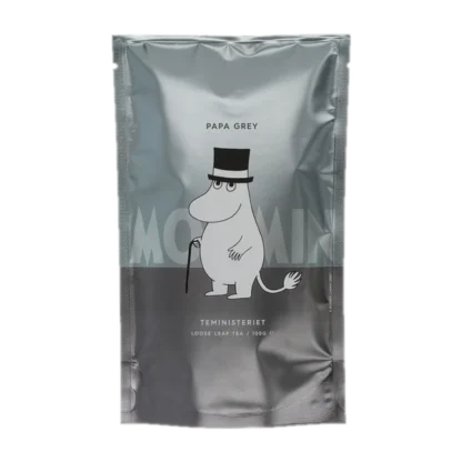 Srebrne opakowanie herbaty liściastej Moomin Papa Grey od Teministeriet o pojemności 100g. Na opakowaniu znajduje się grafika postaci Taty Muminka w cylindrze i z laską, na tle napisu 'Moomin'. Herbata w eleganckim, minimalistycznym designie, idealna dla fanów Muminków.