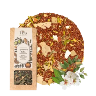 Herbata rooibos Egzotyczny Relax w ekologicznym opakowaniu, z dodatkiem skórki i kwiatu pomarańczy, limonki i eukaliptusa na tle białej miski wypełnionej herbatą. Obok leżą liście i kwiaty eukaliptusa.