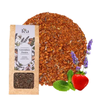 Herbata rooibos Lawendowy Powiew w ekologicznym opakowaniu, z dodatkiem truskawek, lawendy i mięty na tle białej miski wypełnionej herbatą. Obok leżą świeże truskawki, listki mięty i kwiaty lawendy.