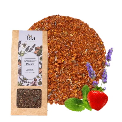 Herbata rooibos Lawendowy Powiew w ekologicznym opakowaniu, z dodatkiem truskawek, lawendy i mięty na tle białej miski wypełnionej herbatą. Obok leżą świeże truskawki, listki mięty i kwiaty lawendy.