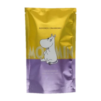 Opakowanie herbaty rooibos liściastej Moomin Rooibos Cranberry od Teministeriet o pojemności 100g. Srebrno-fioletowo-żółte opakowanie z wizerunkiem Muminka siedzącego na ziemi, trzymającego łapki na brzuchu, w minimalistycznym stylu. Herbata o smaku żurawiny, idealna dla fanów herbaty i wielbicieli Muminków.
