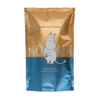 Opakowanie zielonej herbaty liściastej Moomin Green Tea Bilberry od Teministeriet o pojemności 100g. Torba w odcieniach złota i niebieskiego z wizerunkiem Muminka, minimalistycznym designem i napisem 'Moomin'. Herbata oferuje delikatne smaki jagody kamczackiej, tworząc wyjątkowe doświadczenie smakowe dla miłośników Muminków.