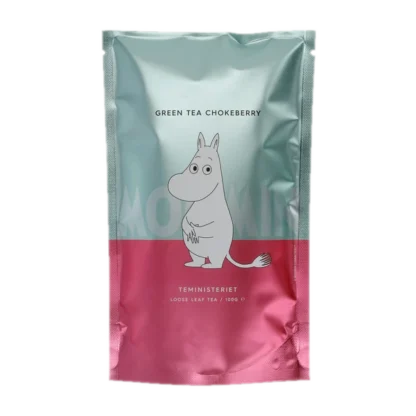 Opakowanie zielonej herbaty liściastej Moomin Green Tea Chokeberry od Teministeriet o pojemności 100g. Torba ma elegancką kombinację kolorów mięty i różu z minimalistyczną ilustracją Muminka na tle napisu 'Moomin'. Produkt idealny dla fanów Muminków, oferujący wyjątkowe doznania smakowe.