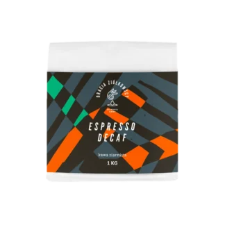 Opakowanie kawy ziarnistej Bracia Ziółkowscy Espresso Decaf 1 kg w nowoczesnym, geometrycznym wzorze z dominującymi kolorami czarnym, pomarańczowym i zielonym.