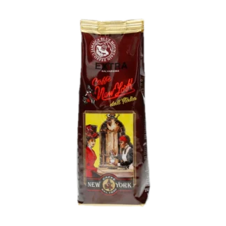 Opakowanie kawy ziarnistej Caffè New York Extra o wadze 250g. Opakowanie w ciemnoczerwonym kolorze z ilustracją przedstawiającą dwie postacie w stylu retro, siedzące przy stoliku w kawiarni. Na górze widnieje logo producenta oraz napis 'Jamaica Blue Mountain Coffee Blend'.