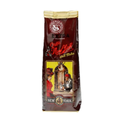 Opakowanie kawy ziarnistej Caffè New York Extra o wadze 250g. Opakowanie w ciemnoczerwonym kolorze z ilustracją przedstawiającą dwie postacie w stylu retro, siedzące przy stoliku w kawiarni. Na górze widnieje logo producenta oraz napis 'Jamaica Blue Mountain Coffee Blend'.