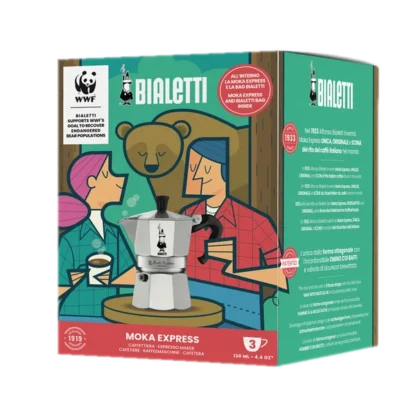 Opakowanie kawiarki Bialetti Moka Express 3 tz, które jest częścią specjalnej edycji wspierającej WWF. Na zdjęciu widoczne jest pudełko z kolorową grafiką przedstawiającą ludzi pijących kawę oraz niedźwiedzia, symbolizującego ochronę zagrożonych gatunków. Opakowanie zawiera kawiarkę Moka Express o pojemności 3 filiżanek (130 ml) oraz torbę Bialetti. Na pudełku znajdują się również informacje o historii marki Bialetti, datującej się od 1933 roku, oraz wspomnienie o opatentowanym systemie parzenia kawy. Produkt promuje inicjatywy WWF mające na celu ochronę zagrożonych populacji niedźwiedzi.