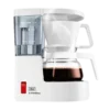 Ekspres przelewowy Melitta Aromaboy w kolorze białym, na białym tle. Kompaktowy design, idealny do parzenia 2 filiżanek kawy, wyposażony w szklany dzbanek, wskaźnik poziomu wody oraz funkcję automatycznego wyłączania, zapewnia wygodne i szybkie przygotowanie aromatycznej kawy
