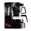 Ekspres przelewowy Melitta Aromaboy w kolorze czarnym, na białym tle. Kompaktowy design, idealny do parzenia 2 filiżanek kawy, wyposażony w szklany dzbanek, wskaźnik poziomu wody oraz funkcję automatycznego wyłączania, zapewnia wygodne i szybkie przygotowanie aromatycznej kawy