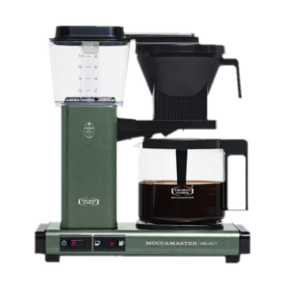 Ekspres przelewowy Moccamaster KBG 741 Select w kolorze forest green, na białym tle. Wyposażony w duży, przezroczysty zbiornik na wodę z miarką, szklany dzbanek o pojemności 1,25 litra oraz czarny filtr. Urządzenie ma elegancki, nowoczesny design i umożliwia szybkie parzenie kawy o wyjątkowym smaku dzięki precyzyjnej kontroli temperatury