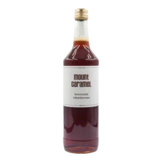Duża przezroczysta butelka z czerwoną lemoniadą 'Rabarbarowa' Mount Carmel, ręcznie robiona, o pojemności 1000 ml, z białą etykietą informującą o smaku i marce