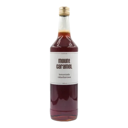 Duża przezroczysta butelka z czerwoną lemoniadą 'Rabarbarowa' Mount Carmel, ręcznie robiona, o pojemności 1000 ml, z białą etykietą informującą o smaku i marce
