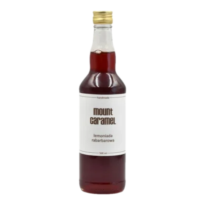 Duża przezroczysta butelka z czerwoną lemoniadą 'Rabarbarowa' Mount Carmel, ręcznie robiona, o pojemności 500 ml, z białą etykietą informującą o smaku i marce