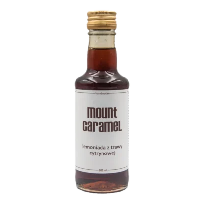 Mała przezroczysta butelka z ciemną lemoniadą 'Trawa Cytrynowa' Mount Carmel, ręcznie robiona, o pojemności 200 ml, z białą etykietą informującą o smaku i marce