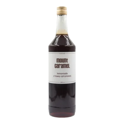 Duża przezroczysta butelka z ciemną lemoniadą 'z Trawy Cytrynowej' Mount Carmel, ręcznie robiona, o pojemności 1000 ml, z białą etykietą informującą o smaku i marce