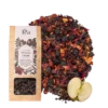 Opakowanie herbaty Owocowa Energia na białym tle, zawierającej mieszankę hibiskusa, jarzębiny, cynamonu, czarnego bzu, głogu, aronii, tarniny, goździków, jabłka, skórki dzikiej róży i jałowca, obok talerz z suszonymi owocami i przyprawami, pół jabłka, laska cynamonu oraz goździki