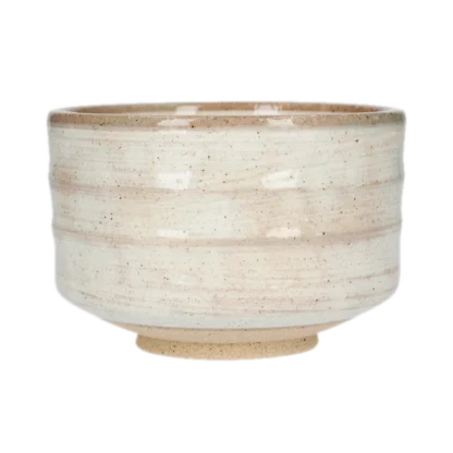 Tradycyjna ceramiczna miseczka do matchy Paper & Tea Saisho na białym tle. Ręcznie wykonana, w naturalnym beżowym kolorze z delikatnym wzorem, idealna do przygotowywania i serwowania japońskiej herbaty matcha