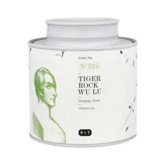 Puszka herbaty zielonej Paper & Tea 'Tiger Rock Wu Lu' No. 325 o wadze 60g, na białym tle. Organiczna herbata z prowincji Zhejiang w Chinach, zapakowana w stylową białą puszkę z delikatnymi grafikami i zielonym portretem