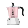 Różowa kawiarka Bialetti Fiammetta Induction 2tz na białym tle, tradycyjna włoska kawiarka do parzenia kawy na indukcję, model Primavera, z czarnym ergonomicznym uchwytem i srebrnym wykończeniem, idealna do przygotowywania espresso w domu