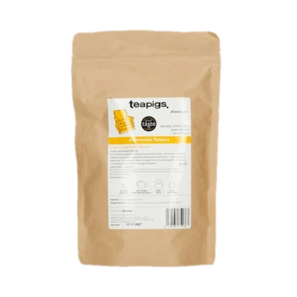 Opakowanie herbaty ziołowej Teapigs Chamomile, 100g, na białym tle. Naturalna, bezkofeinowa herbata z suszonych kwiatów rumianku, zapakowana w ekologiczne opakowanie kraftowe z etykietą opisującą skład i instrukcje parzenia