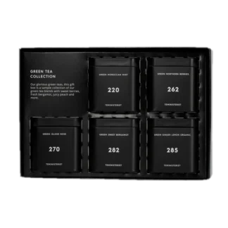 Zestaw herbat zielonych Teministeriet Green Tea Collection o wadze 150g, na białym tle. Zestaw zawiera pięć różnych smaków: Green Moroccan Mint, Green Northern Berries, Green Island Rose, Green Sweet Bergamot oraz Green Ginger Lemon Organic, zapakowane w eleganckie czarne puszki