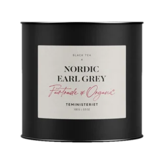 Puszka herbaty Teministeriet Nordic Earl Grey o wadze 100g, na białym tle. Organiczna czarna herbata Earl Grey, certyfikowana Fairtrade, zapakowana w elegancką czarną puszkę