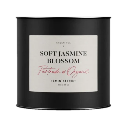 Puszka herbaty Teministeriet Soft Jasmine Blossom o wadze 80g, na białym tle. Organiczna zielona herbata o delikatnym smaku