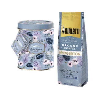 Komplet produktów Bialetti z serii Bridgerton, zawierający puszka na kawę i opakowanie mielonej kawy o intensywności 8, zdobione eleganckim kwiatowym wzorem w pastelowych odcieniach niebieskiego i różu
