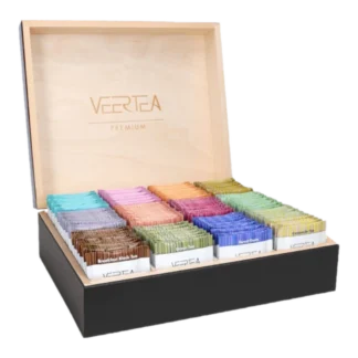 Luksusowa drewniana skrzynka VEERTEA Premium z różnokolorowymi herbatami, zawierająca różne smaki takie jak Breakfast Black Tea, Green Tea, i Flower Fruit, prezentowana na czarnym podłożu