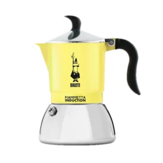 Żółta kawiarka Bialetti Fiammetta Induction 2tz na białym tle, tradycyjna włoska kawiarka do parzenia kawy na indukcję, model Primavera, z czarnym ergonomicznym uchwytem i srebrnym wykończeniem, idealna do przygotowywania espresso w domu