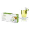 Opakowanie herbaty Ronnefeldt LeafCup Green Dragon Lung Ching obok szklanki z przygotowaną herbatą. Herbata Green Dragon Lung Ching to jasna herbata z mieszanką przypraw, oferowana w eleganckim pudełku z 15 torebkami herbaty, idealna do przygotowania aromatycznego napoju z mieszanką korzennych smaków. Obok znajduje się przezroczysta szklanka z logo Ronnefeldt, ukazująca napój o bogatej, jasnej barwie.