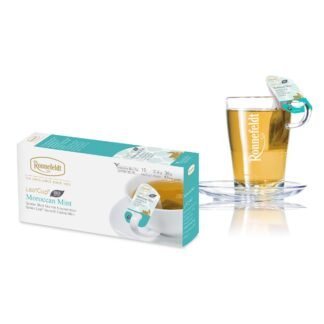 Opakowanie herbaty Ronnefeldt LeafCup Moroccan Mint, zawierające 15 saszetek zielonej herbaty z miętą pieprzową, każda o wadze 2,4 g (36 g netto). Obok opakowania widoczna jest szklanka z gorącą herbatą z logo Ronnefeldt, z etykietą 'Moroccan Mint'. Opakowanie jest w tonacji bieli i zieleni, z grafiką przedstawiającą miętę.