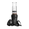 Zdjęcie AeroPress Go Plus w kolorze czarnym, prezentujące pełny zestaw do parzenia kawy, w tym prasa AeroPress, czarna miarka, pokrywka oraz pojemnik do przechowywania. Zestaw przeznaczony do łatwego przygotowywania kawy w podróży.