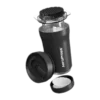 Zdjęcie AeroPress Go Plus w kolorze czarnym, pokazujące kompaktową formę zestawu podróżnego. Widoczny jest AeroPress z pokrywką, sitko oraz pojemnik na filtry, idealny do łatwego przechowywania i transportu.