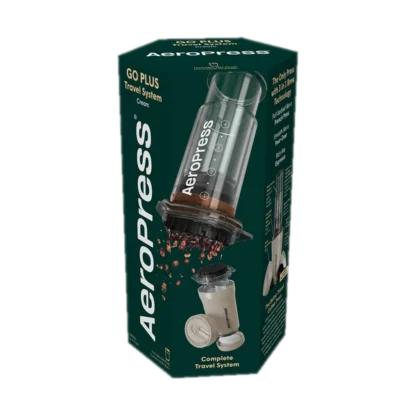 Zdjęcie opakowania zestawu AeroPress Go Plus w kolorze kremowym, prezentujące pełny system podróżny do parzenia kawy. Na pudełku widoczny jest AeroPress z uchodzącymi ziarnami kawy oraz ilustracja kremowego zestawu do parzenia kawy. Opakowanie zawiera informacje o technologii parzenia oraz kompletności zestawu.