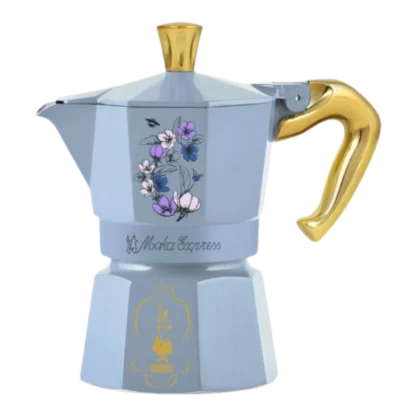 Ekskluzywna kawiarka Bialetti Moka Express Bridgerton Edition w jasnoniebieskim kolorze, zdobiona kwiatowym wzorem. Posiada złoty uchwyt oraz pokrywkę, co nadaje jej elegancki wygląd. Idealna do przygotowania tradycyjnego espresso, model o pojemności 3 tz.