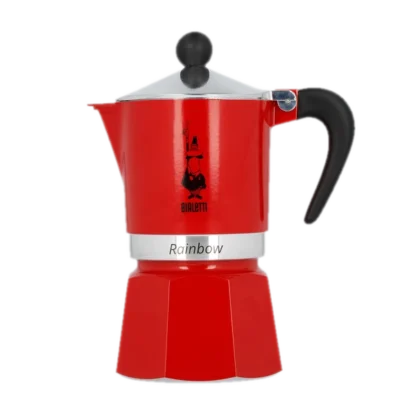 Czerwona kawiarka Bialetti Rainbow, model Moka Express o pojemności 3 tz. Kawiarka ma klasyczny, ośmiokątny kształt z czarnym uchwytem oraz logo Bialetti. Idealna do przygotowania espresso w tradycyjny sposób.