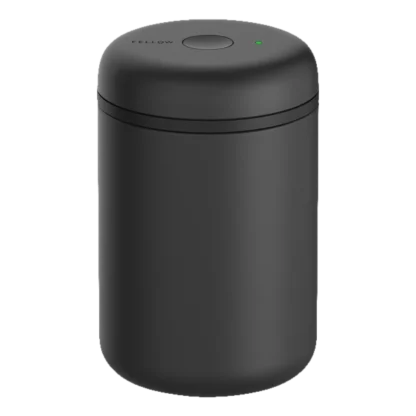 Czarny matowy pojemnik próżniowy Fellow Atmos o pojemności 1,2 litra. Minimalistyczny design z przyciskiem próżniowym na pokrywie oraz wskaźnikiem świecącym na zielono. Idealny do przechowywania kawy lub innych produktów wymagających ochrony przed wilgocią i powietrzem.